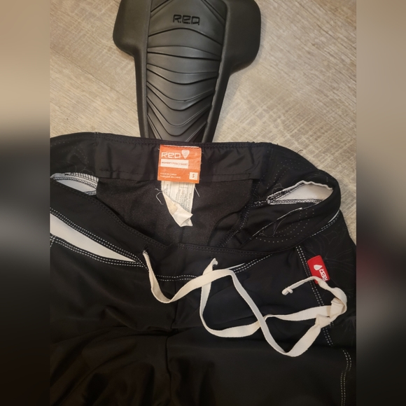 Bicycling Impact Shorts w/ Removable Guard - Picture 2 of 4